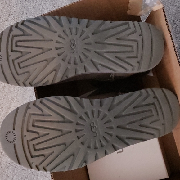 Gray Ugg Short Classic boots size 9 - Picture 5 of 7